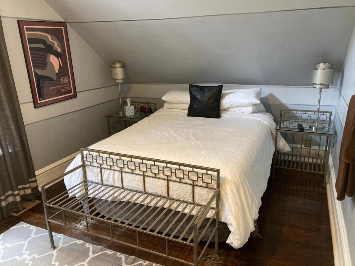 Chambre Lit Queen-Size avec Salle de Bains Commune